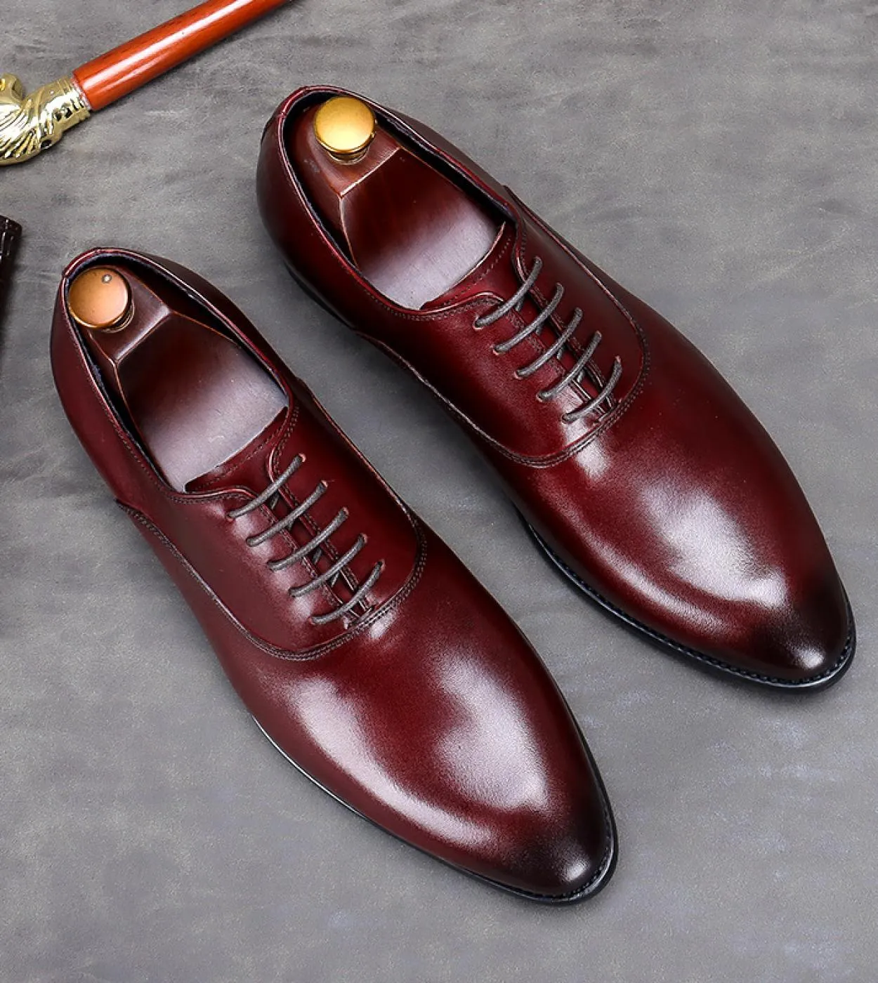 2023 Scarpe eleganti da uomo vintage Luxury Genuine Leather New Style Classic British Trend Designer Oxfords Man Business Work