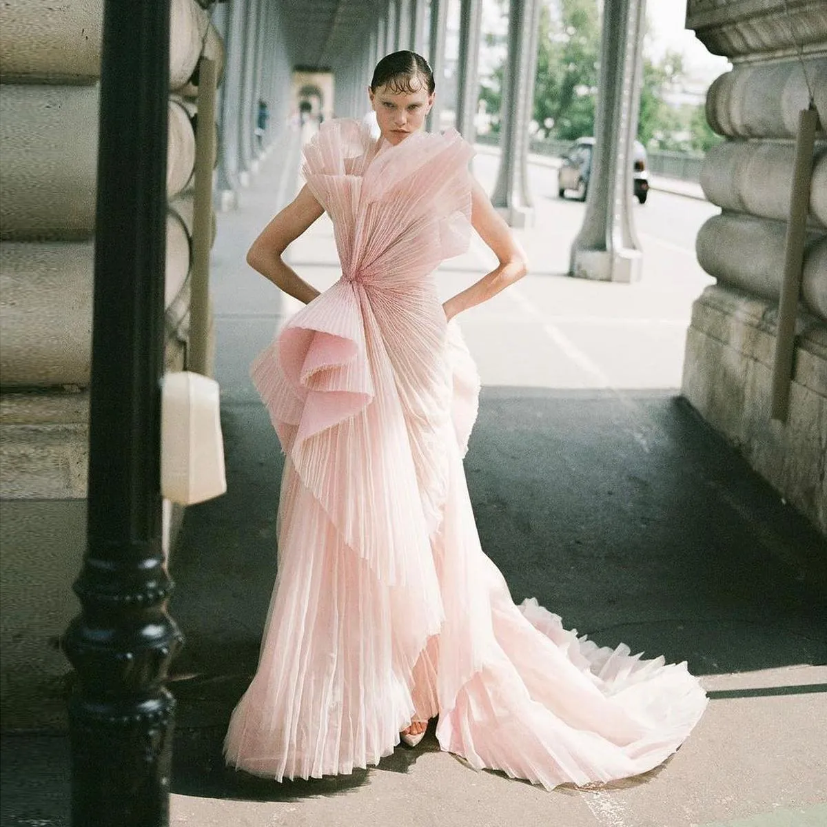 Abiti da ballo in tulle plissettato rosa corallo con colletto strutturale e gonna oversize dal design unico pieghe abito da ceri