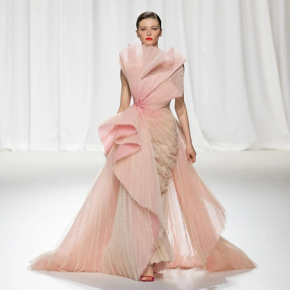 Abiti da ballo in tulle plissettato rosa corallo con colletto strutturale e gonna oversize dal design unico pieghe abito da ceri