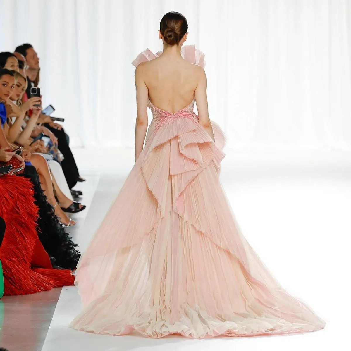 Abiti da ballo in tulle plissettato rosa corallo con colletto strutturale e gonna oversize dal design unico pieghe abito da ceri